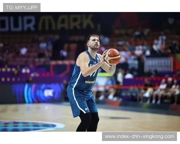 东契奇外线命中难度极高三分，独行侠看台震动